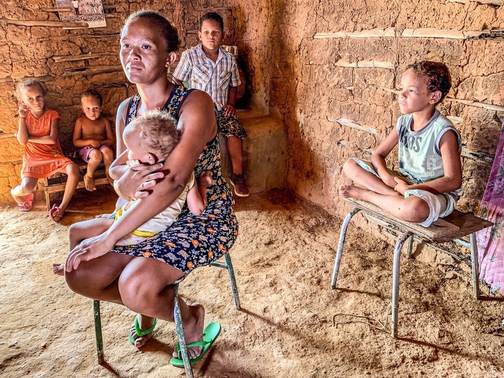 Resultado de imagem para 'Que Deus nunca deixe faltar nada para ela', diz baiana que ganhou casa de Deborah Secco