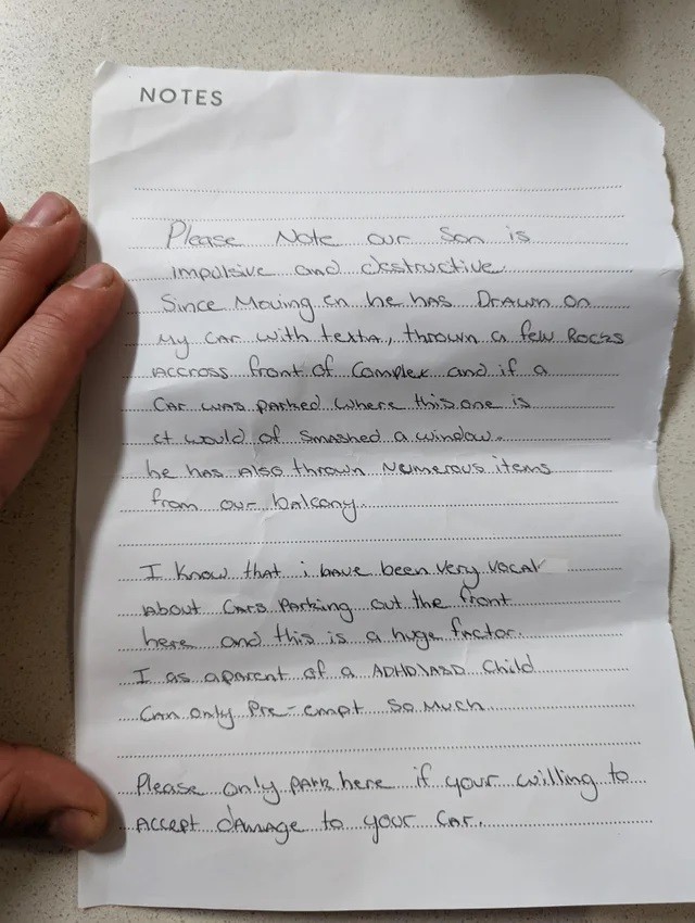 O bilhete deixado pelos pais do menino no carro dos vizinhos (Foto: Reprodução/ Reddit)