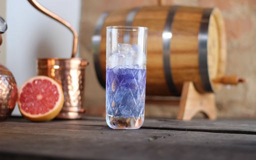 Receita de gin tônica azul com frutas cítricas
