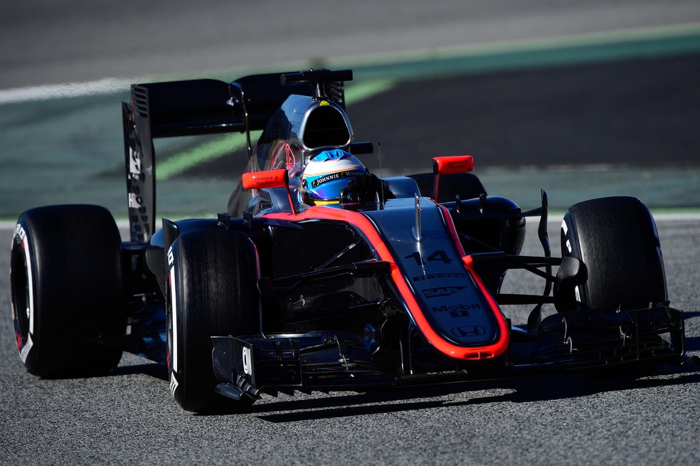 Fernando Alonso pilotando McLaren-Honda na pré-temporada em 2015 — Foto: Getty Images