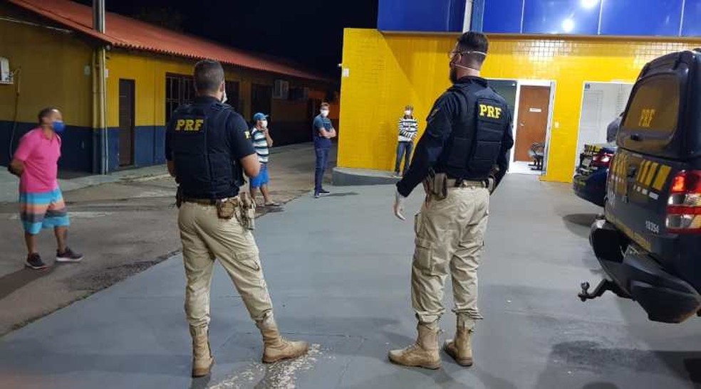 Passageiro foi detido pela Polícia Rodoviária Federal em Pontes e Lacerda — Foto: PRF/MT
