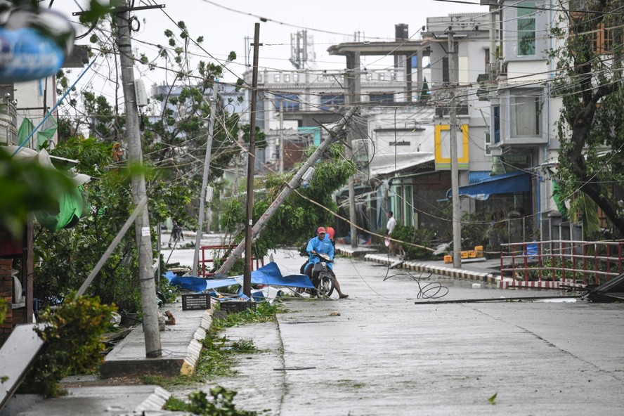 Rua de Mianmar atingida pelo ciclone Mocha
