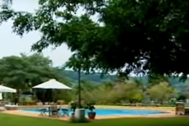 Área externa, com piscina, da fazenda de Ana Maria Braga (Foto: Reprodução)