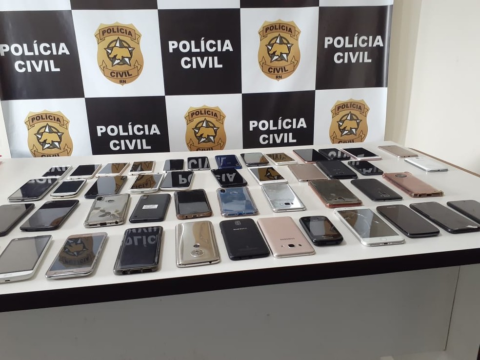 Celulares furtados dentro de Fórum em Parnamirim são achados em casa de investigado, segundo a Polícia Civil. — Foto: Kleber Teixeira/Inter TV Cabugi