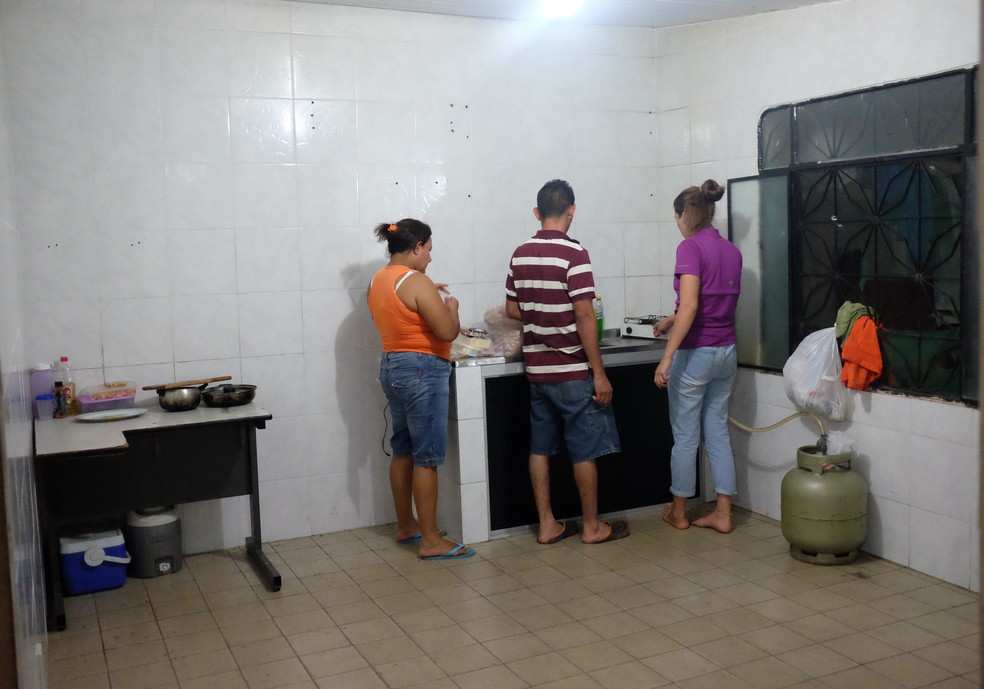 A cozinha não geladeira nem armários (Foto: Inaê Brandão/G1 RR)