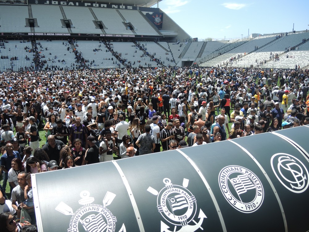 Bando de loucos: veja fotos de quem entrou no gramado da Arena Corinthians
