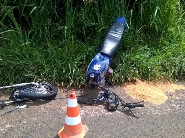 Moto ficou destruída após colisão com caminhão em rodovia de Brotas (Foto: Vc no G1)