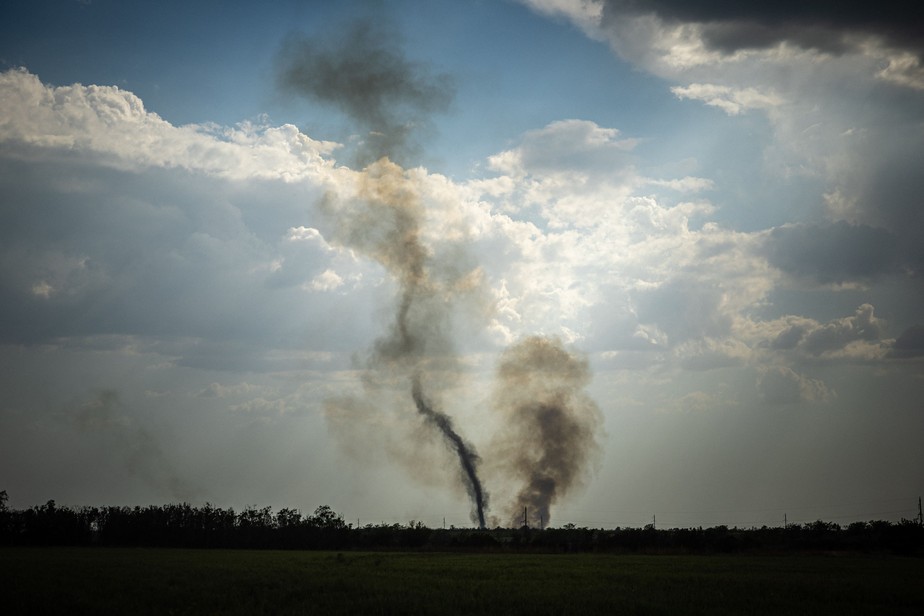 Colunas de fumaça em zona de combates na região de Mykolaiv, na Ucrânia