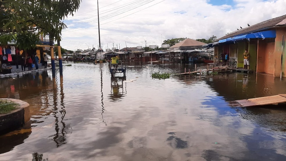 Avenida Amazonas, nas proximidades da Feira do Bagaço, em Parintins está completamente inundada — Foto: Jean Beltrão/Rede Amazônica