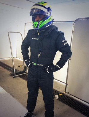 Felipe Massa com o macacão azul da Williams nos boxes de Jerez (Foto: Divulgação) Felipe Massa com o macacão azul da Williams nos boxes de Jerez (Foto: Divulgação)