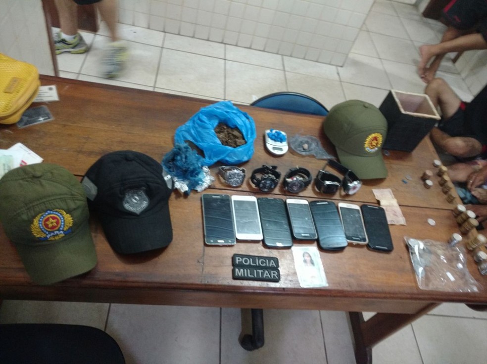 Foram apreendidos drogas, celulares e relógios durante a operação (Foto: Polícia Militar de Óbidos/Divulgação)