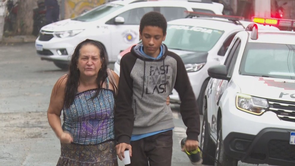 Maria das Graças acompanhado do filho que é aluno da escola que sofreu ataque em SP nesta segunda-feira (27) — Foto: Reprodução/TV Globo