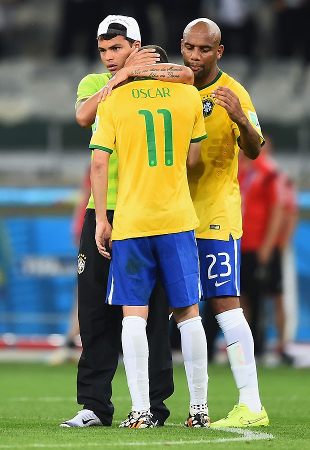 Oscar, altor do único gol do Brasil na partida, é abraçado (Foto: GETTY IMAGES)