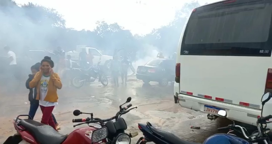 VÍDEO: PMs jogam bombas de gás lacrimogêneo em moradores que protestavam por melhorias no AC