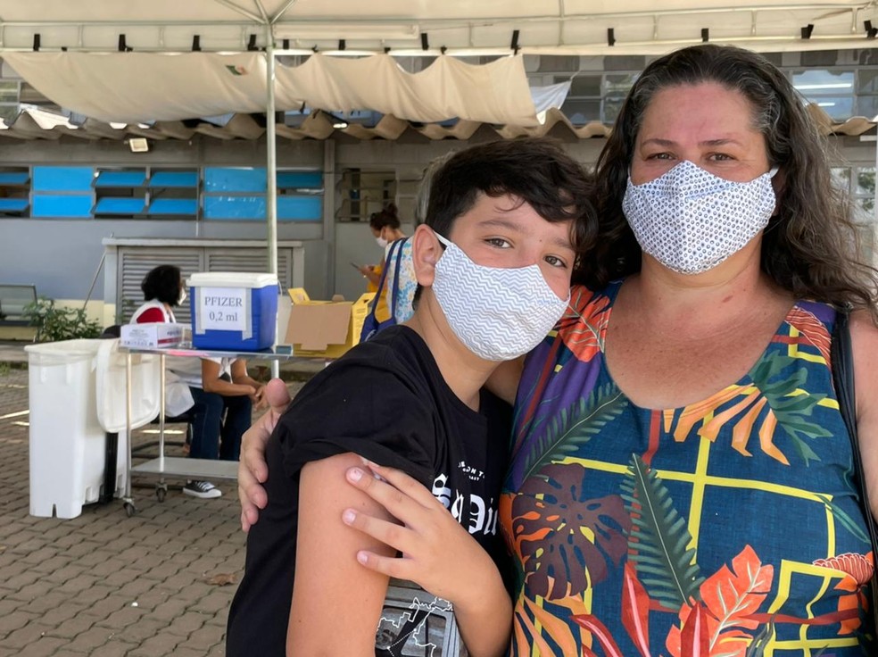 Júlia de Queirós levou o filho Gabriel Queirós de Souza, de 11 anos, para de imunizar na UBS 5, em Taguatinga Sul (DF)  — Foto: Walder Galvão/g1