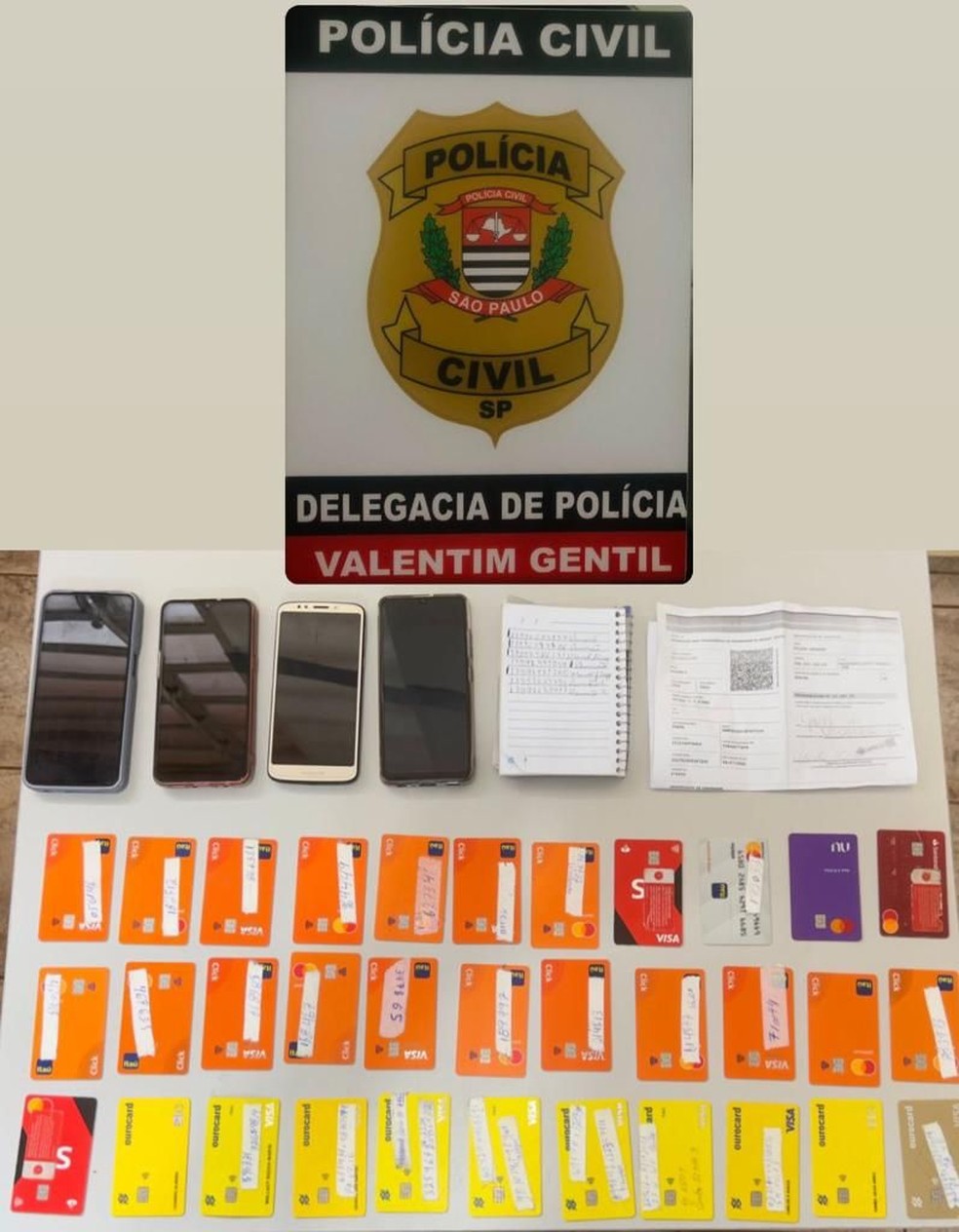Vários cartões bancários foram apreendidos pela Polícia Civil de Valentim Gentil (SP) — Foto: Polícia Civil/Divulgação