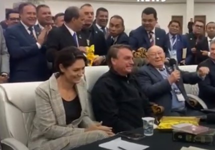Bolsonaro e Michelle em culto conduzido pelo Ministério do Belém, em São Paulo — Foto: Reprodução/Youtube