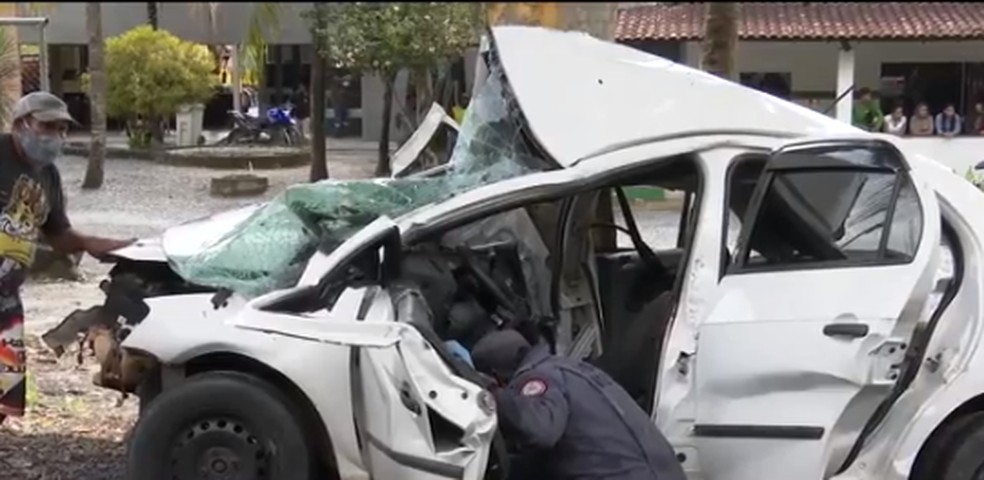 Resultado de imagem para Dois feridos em batida de carro com árvore no sul da BA morrem em hospital um dia após acidente