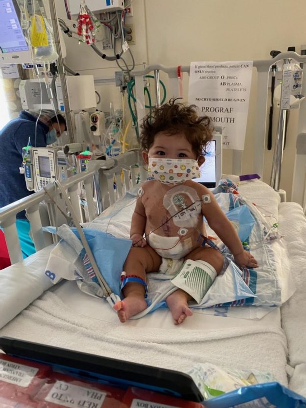Pouco tempo após nascer, Alexandra foi diagnosticada com cardiomiopatia dilatada, uma doença que provoca o enfraquecimento do músculo cardíaco, reduzindo a capacidade de bombear o sangue — Foto: MOUNT SINAI KAVIS CHILDREN´S HOSPITAL/BBC