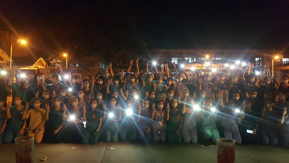 Profissionais de saúde fazem saudação com 3 dedos na cidade de Yangon na quarta-feira (3) contra golpe militar em Mianmar — Foto: Hnin Yi Win via Reuters