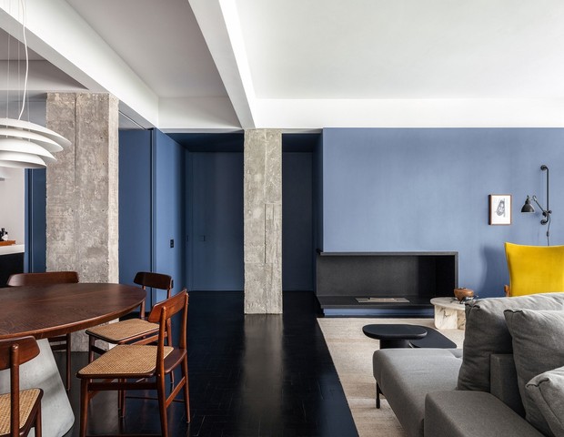 150 m² com inspiração modernista no décor e marcenaria em tom de azul  (Foto: Maura Mello)