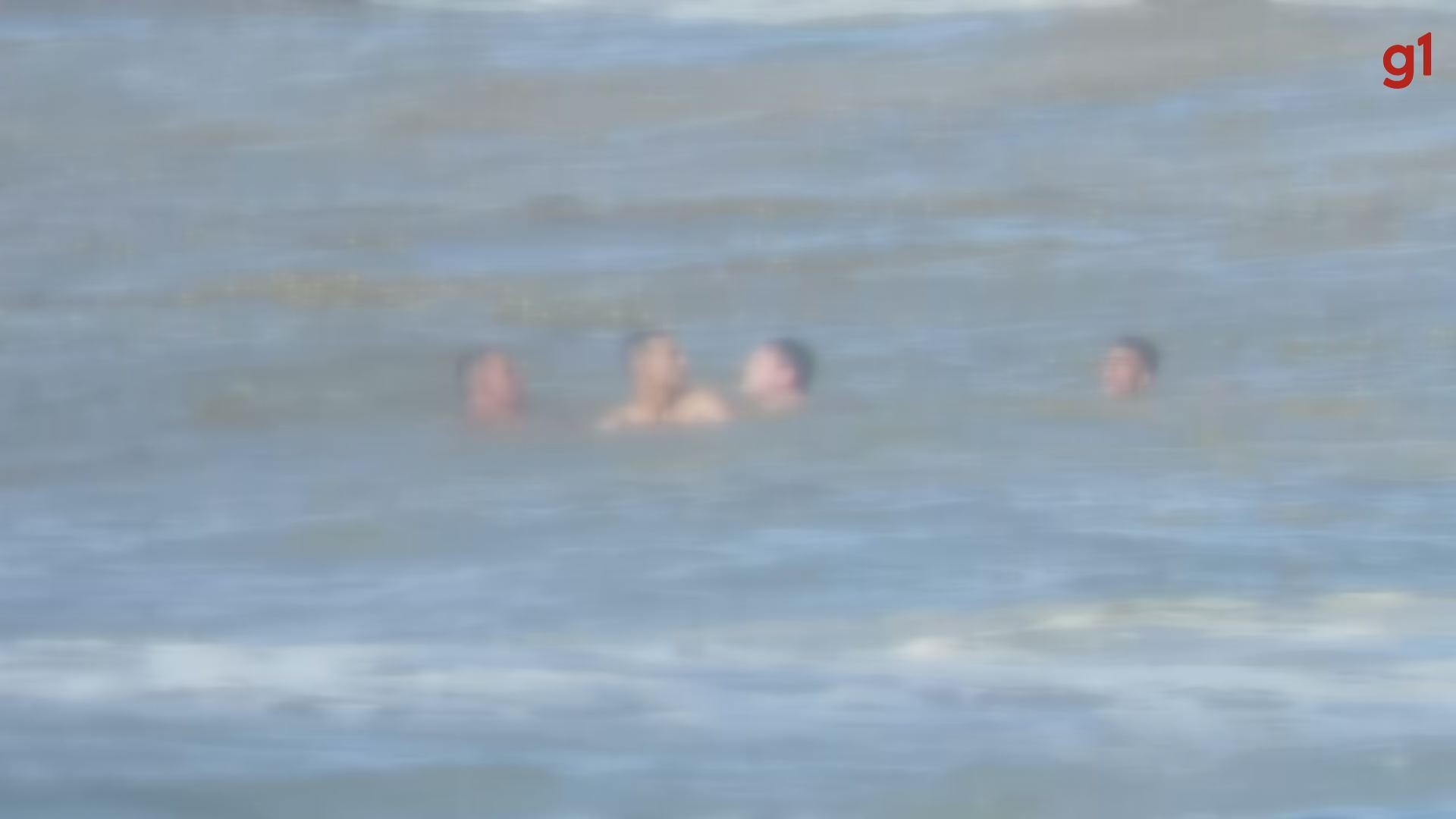 Bombeiro de folga salva pai e dois filhos que estavam sendo arrastados pelo mar no litoral de SP; VÍDEO