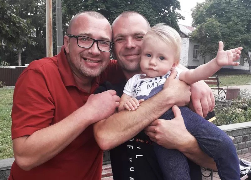 Ivan (na esquerda) com seu amigo Svyatoslav Turovsky e a filha de Ivan, Zlata (Foto: IVAN SKYBA via BBC)