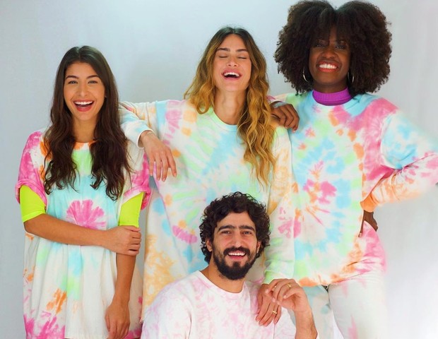 Thaila Ayala e Renato Goés com outras modelos na propaganda de marca (Foto: Reprodução/Instagram)