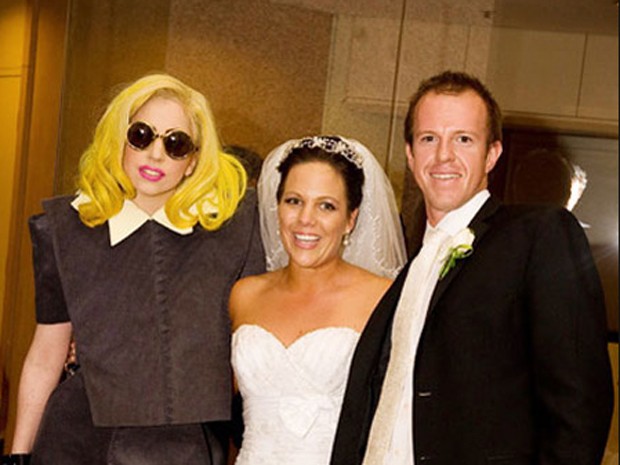 Lady Gaga simplesmente entrou na festa em um hotel em que estava e tirou fotos com os noivos (Foto: Reprodução)