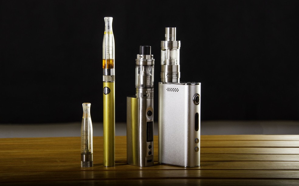 Os cigarros eletrônicos são vendidos em diversos formatos e cores — Foto: Getty Images