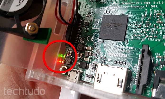 LED vermelho monitora fornecimento de energia: se piscar, há um problema (Foto: Filipe Garrett/TechTudo)