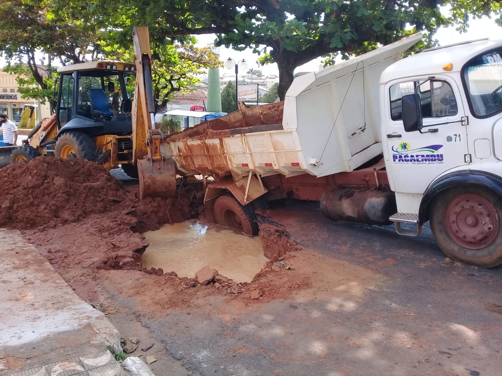 Caminhão ficou enroscado em buraco em Pacaembu — Foto: Prefeitura