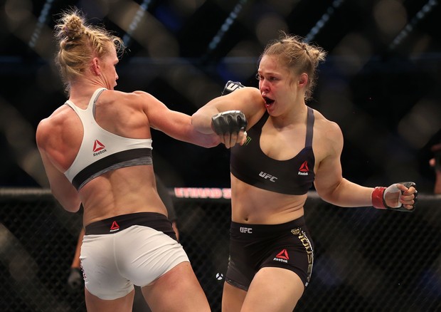 Ronda Rousey em luta com Holly Holm (Foto: Getty Images)