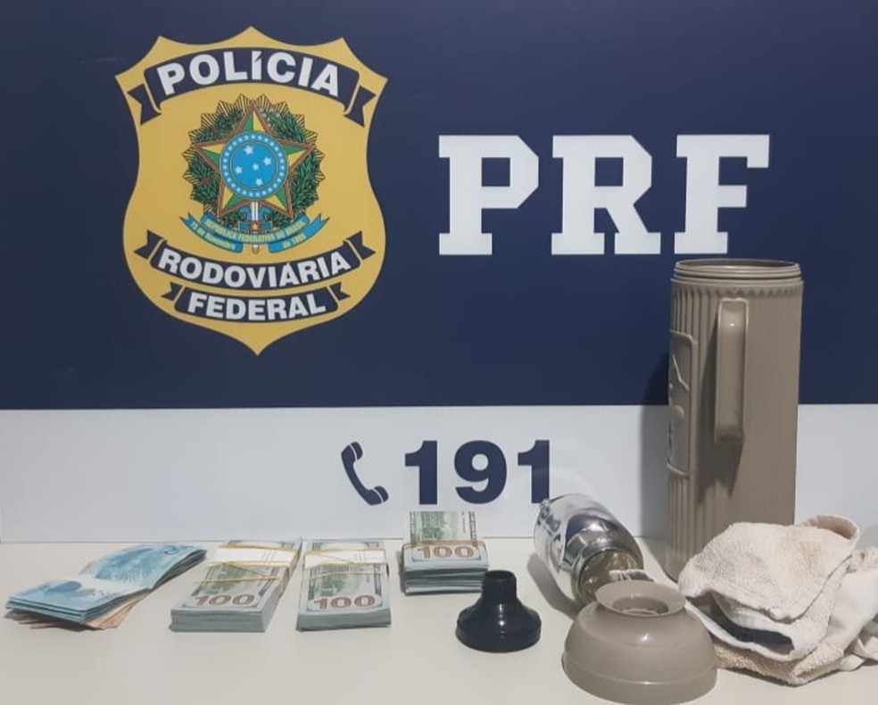 Dinheiro estava escondido em fundo falso de garrafa térmica — Foto: Divulgação / PRF 
