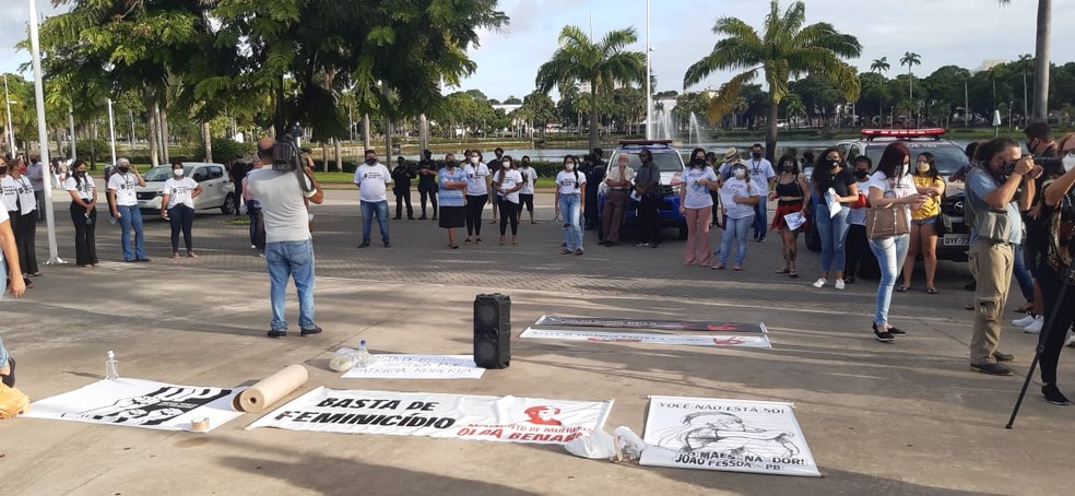 Manifestantes se reuniram no Parque da Lagoa, em Jo&atilde;o Pessoa, pedindo justi&ccedil;a para Patr&iacute;cia Roberta &mdash; Foto: Arquivo/Movimento de Mulheres Olga Ben&aacute;rio