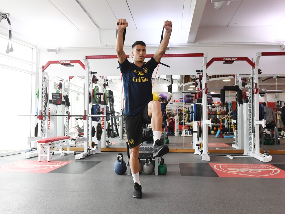 Longe do clube: atacante vem mantendo a forma com exercícios em casa — Foto: Getty Images