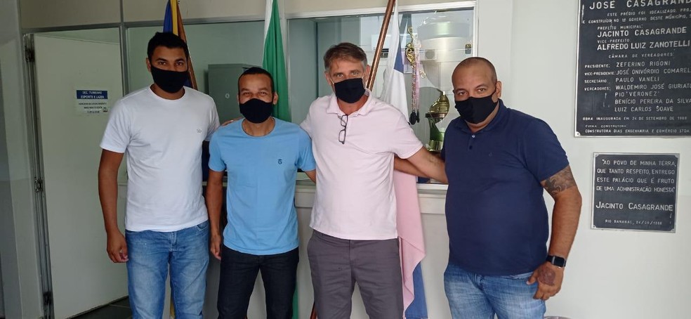 Rithielly Bessa (supervisor), Giuliano Pariz (técnico) e Pedro Artur (gestor) juntos com o secretário Vandir Nunes (de camisa azul claro) — Foto: Arquivo Pessoal