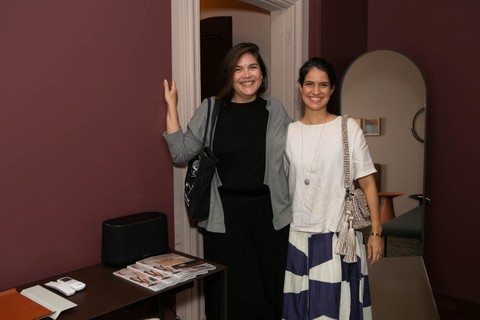 Ariella Aguiar e Livia Salomoni conferem a suíte do Casa Vogue Experience. Atrás, o espelho Ele, da ETEL Design