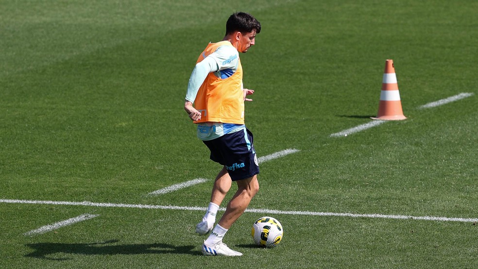 Piquerez em treino do Palmeiras na Academia de Futebol — Foto: Cesar Greco
