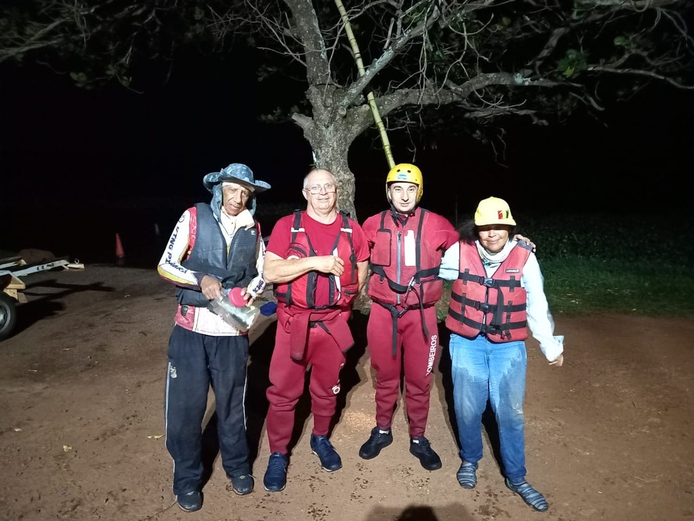 Dois pescadores são resgatados após ondas de quase 2 metros se formarem no Rio Tietê em Ibitinga  — Foto: Corpo de Bombeiros/Divulgação