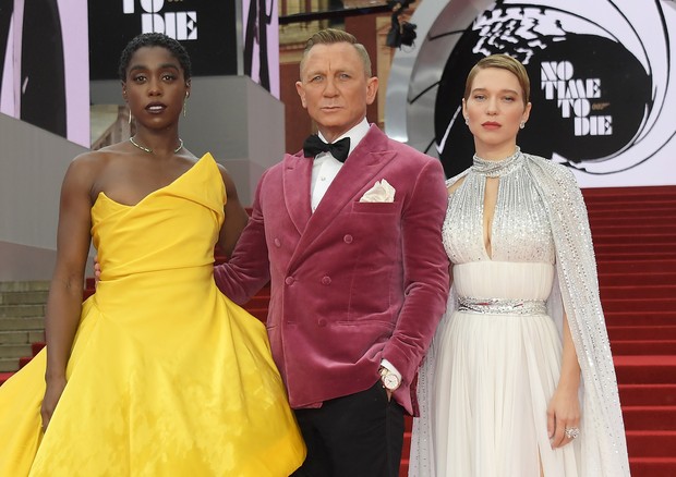 LONDON, ENGLAND - SEPTEMBER 28: (L to R) Lashana Lynch, Daniel Craig and Lea Seydoux attend the World Premiere of "No Time To Die" at the Royal Albert Hall on September 28, 2021 in London, England.  (Photo by David M. Benett/Dave Benett/Getty Images) (Foto: Dave Benett/Getty Images)