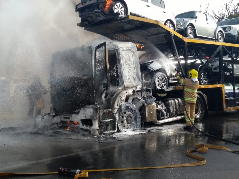 Caminhão-cegonha pega fogo na Epia, no DF — Foto: Corpo de Bombeiros do DF/Divulgação 