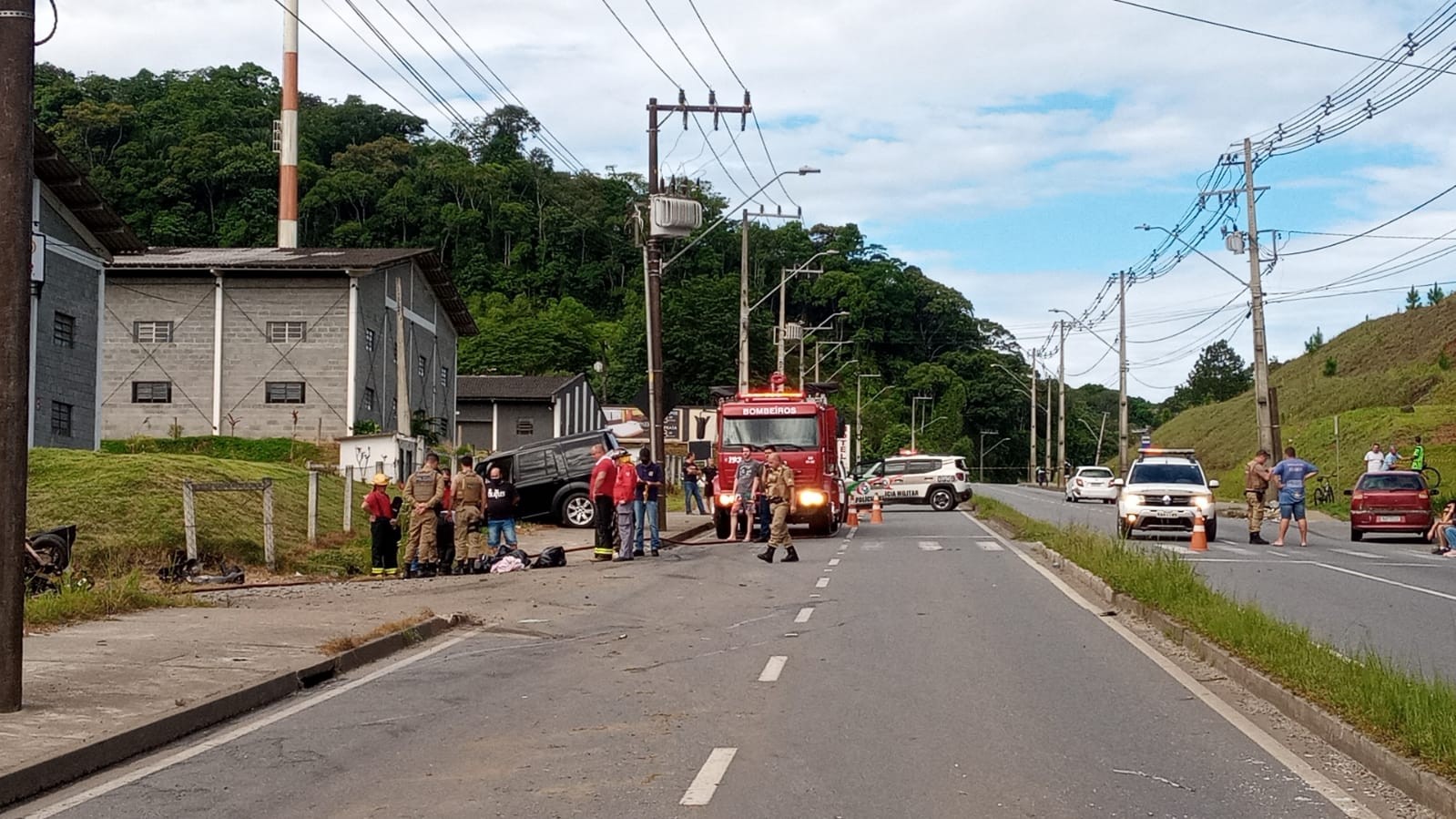 Duas crianças e um jovem morrem em acidente envolvendo carro de luxo em Joinville