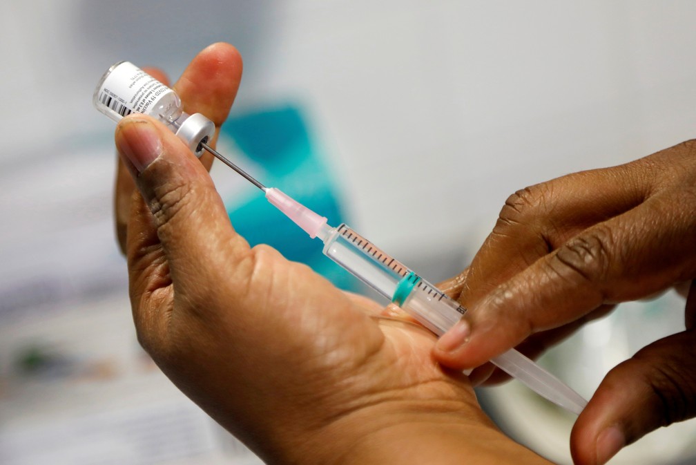 Enfermeira prepara dose da vacina da Pfizer-BioNTech contra Covid-19, em Bobigny, França. — Foto: REUTERS/Charles Platiau