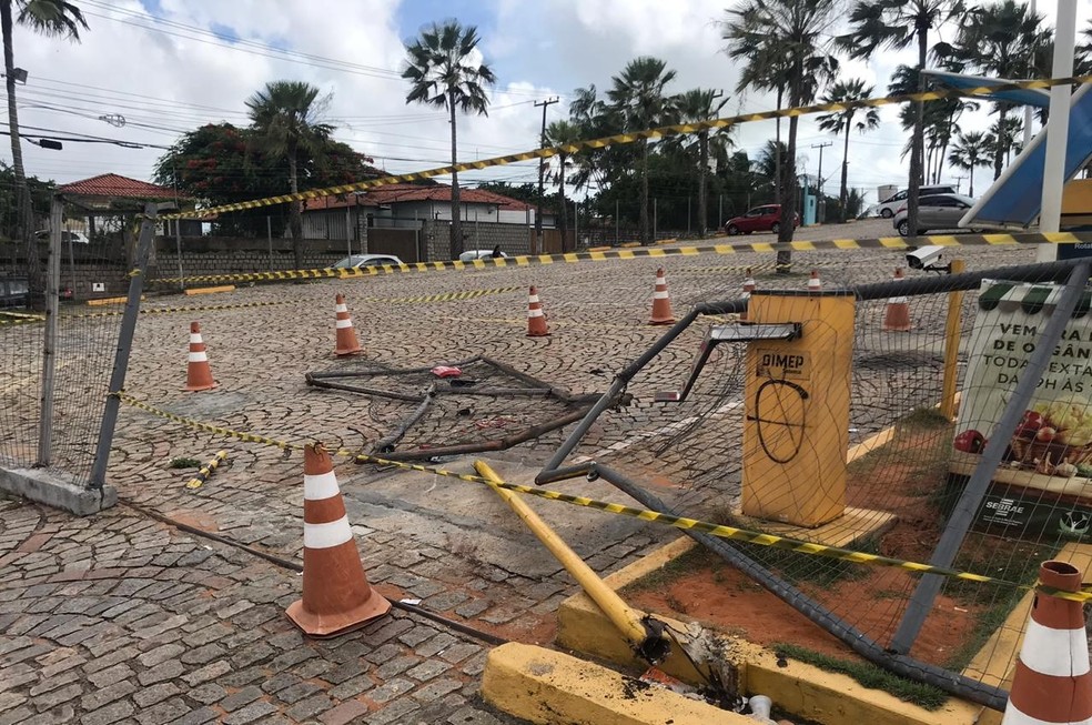 Caminhão quebrou a cancela e invadiu o estacionamento do shopping Via Direta — Foto: Kleber Teixeira/Inter TV Cabugi