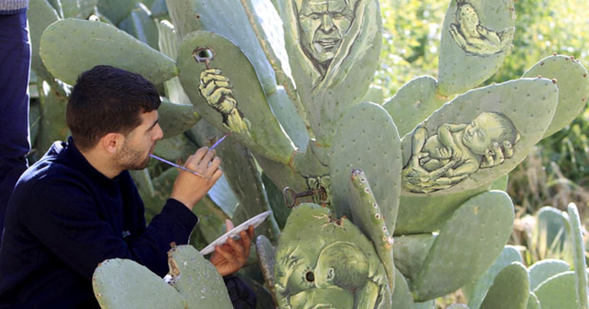 g1 on X: Artista palestino faz desenhos hiper-realistas em folhas de cactos   #PlanetaBizarro #G1  / X