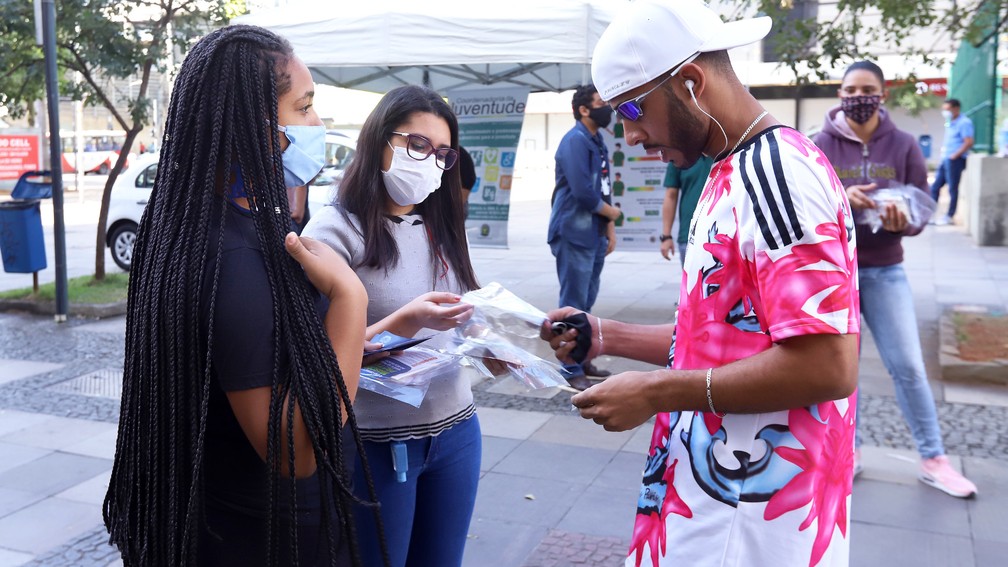 Pessoas flagradas sem m&aacute;scara na regi&atilde;o central de Campinas (SP) receberam "multa moral" e o acess&oacute;rio prevenir a propaga&ccedil;&atilde;o do coronav&iacute;rus &mdash; Foto: Fernanda Sunega/Prefeitura de Campinas