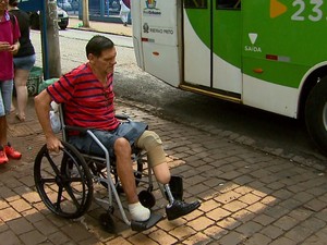 O aposentado Eddy Tortun caiu da cadeira de rodas ao atravessar a rua com desnível (Foto: Carlos Trinca/EPTV)