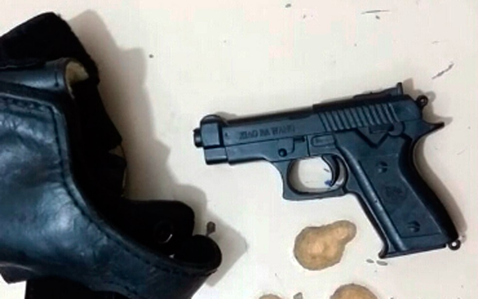 Pistola de brinquedo foi apreendida com dupla (Foto: DivulgaÃ§Ã£o/SSP-BA)