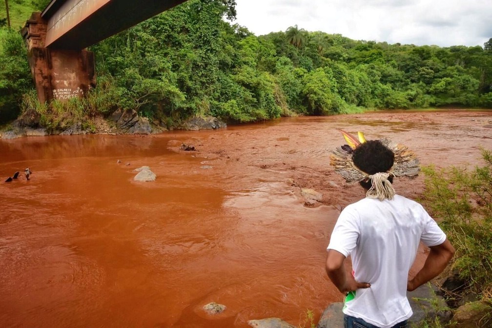 Índios da tribo Pataxo Hã-hã-hãe observam o rio Paraopeba após rompimento de barragem em Brumadinho — Foto: Fernando Moreno/Futura Press/Estadão Conteúdo